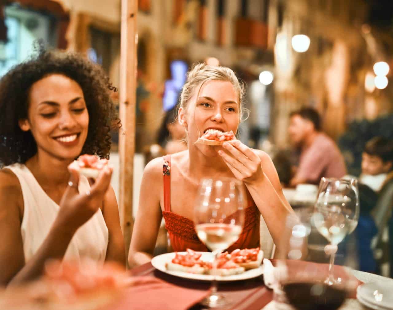 Two friends eating pizza