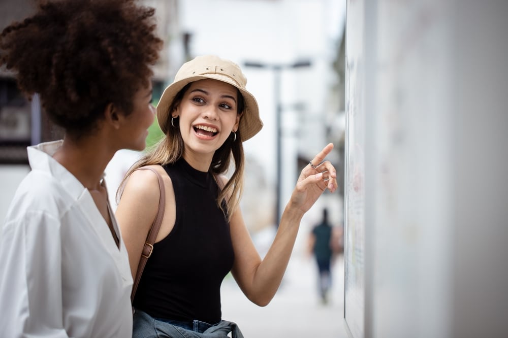 girl-helping-tourist