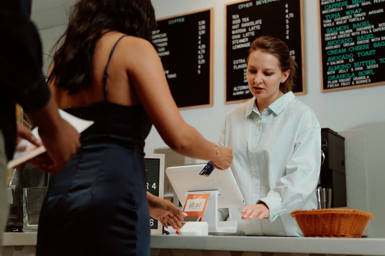 Client paying on a restaurant