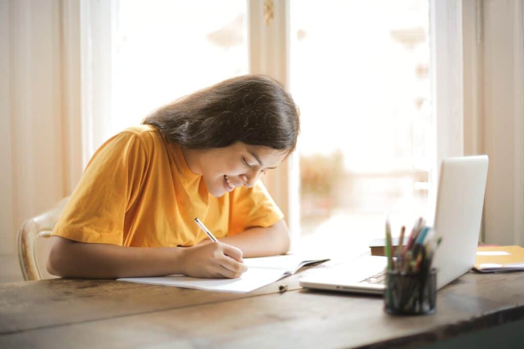 teen-girl-studying